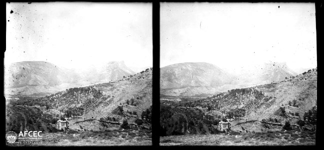 Paisatge muntanyós cap a la zona d'Organyà des de Fígols, amb una masia