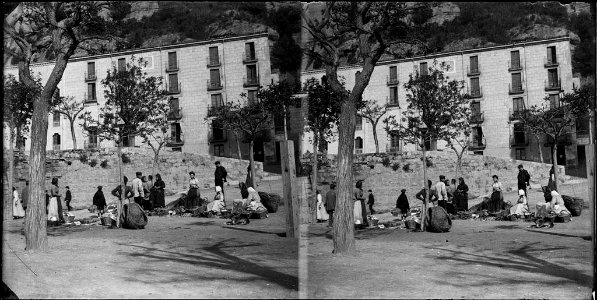 Pageses venent en una fira a la plaça del monestir de Montserrat
