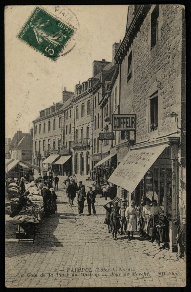Paimpol - Coin de la Place du Martray un jour de marché - AD22 - 16FI2715
