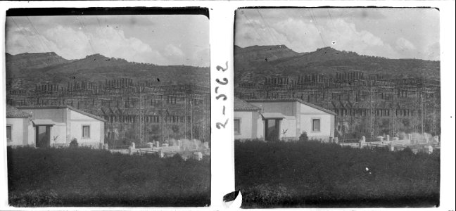 Pals d ' enllumenat elèctric i vista de la Pobla de Segur