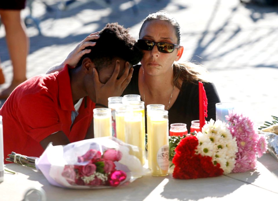 Pamela Tilton, right, comforts Che James-Riley 27993336