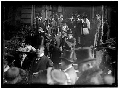 PAN AMERICAN MASS. THANKSGIVING DAY AT ST. PATRICK'S. CROWDS LEAVING ST. PATRICK'S LCCN2016865979