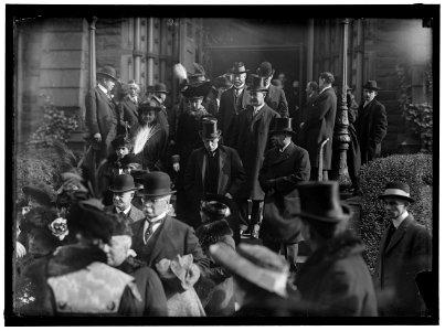 PAN AMERICAN MASS. THANKSGIVING DAY AT ST. PATRICK'S. CROWDS LEAVING ST. PATRICK'S. GEN. HUGH L. SCOTT, LEFT FRONT; SEC. REDFIELD, RIGHT REAR LCCN2016865981