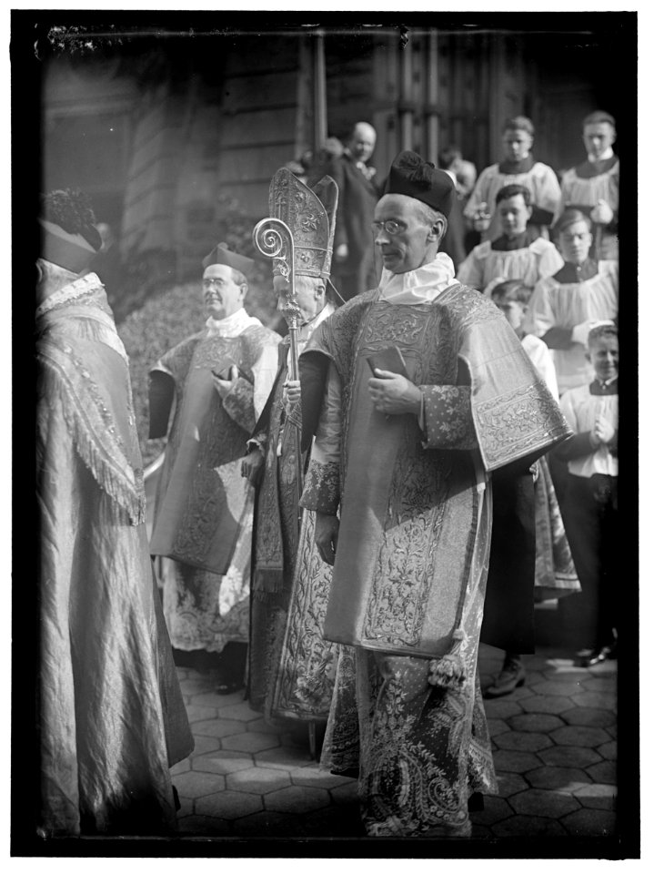 PAN AMERICAN MASS. THANKSGIVING DAY AT ST. PATRICK'S. CROWDS LEAVING ST. PATRICK'S. MIN. NAON, CENTER, MONS. DOUGHERTY; CARDINAL GIBBONS; DR. BURNS LCCN2016865983