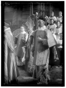 PAN AMERICAN MASS. THANKSGIVING DAY AT ST. PATRICK'S. CROWDS LEAVING ST. PATRICK'S. MIN. NAON, CENTER, MONS. DOUGHERTY; CARDINAL GIBBONS; DR. BURNS LCCN2016865983