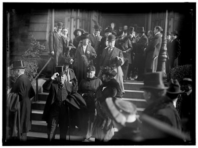 PAN AMERICAN MASS. THANKSGIVING DAY AT ST. PATRICK'S. CROWDS LEAVING ST. PATRICK'S. SECRETARY LANE, LEFT FRONT; GEN. SCOTT, RIGHT CENTER; JUDGE WILLIAM H. DELACEY, TOP LEFT LCCN2016865985