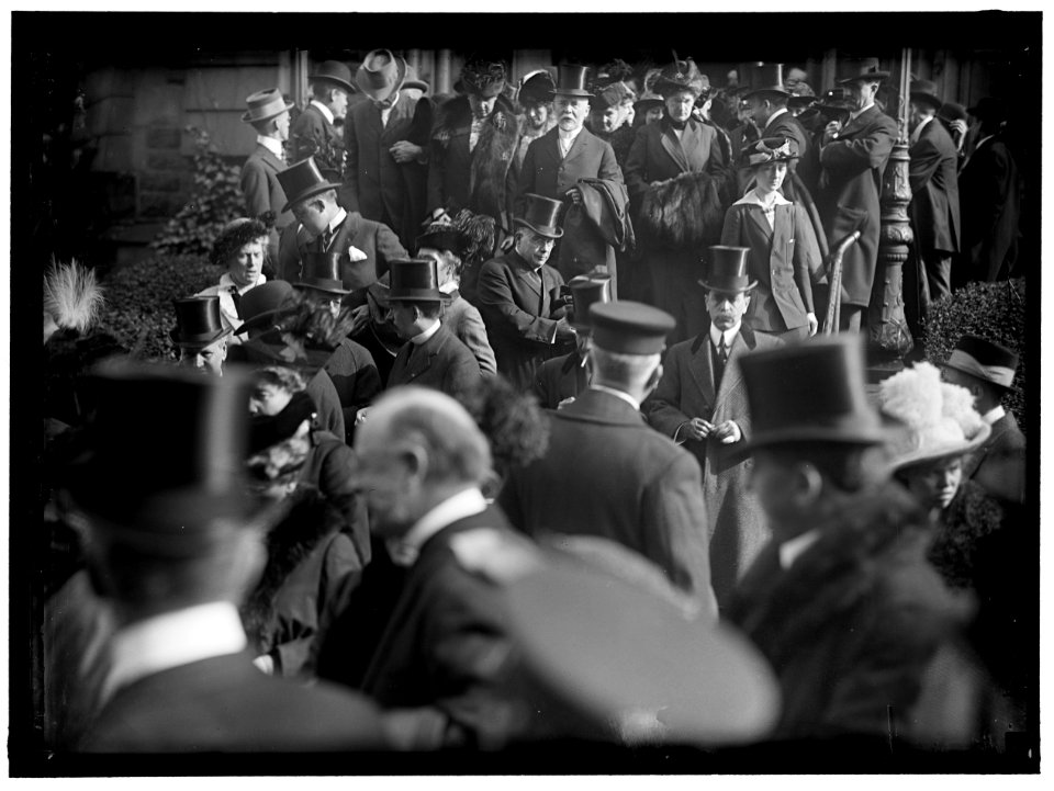 PAN AMERICAN MASS. THANKSGIVING DAY AT ST. PATRICK'S. CROWDS LEAVING ST. PATRICK'S. SENATOR O'GORMAN, TOP CENTER LCCN2016865986