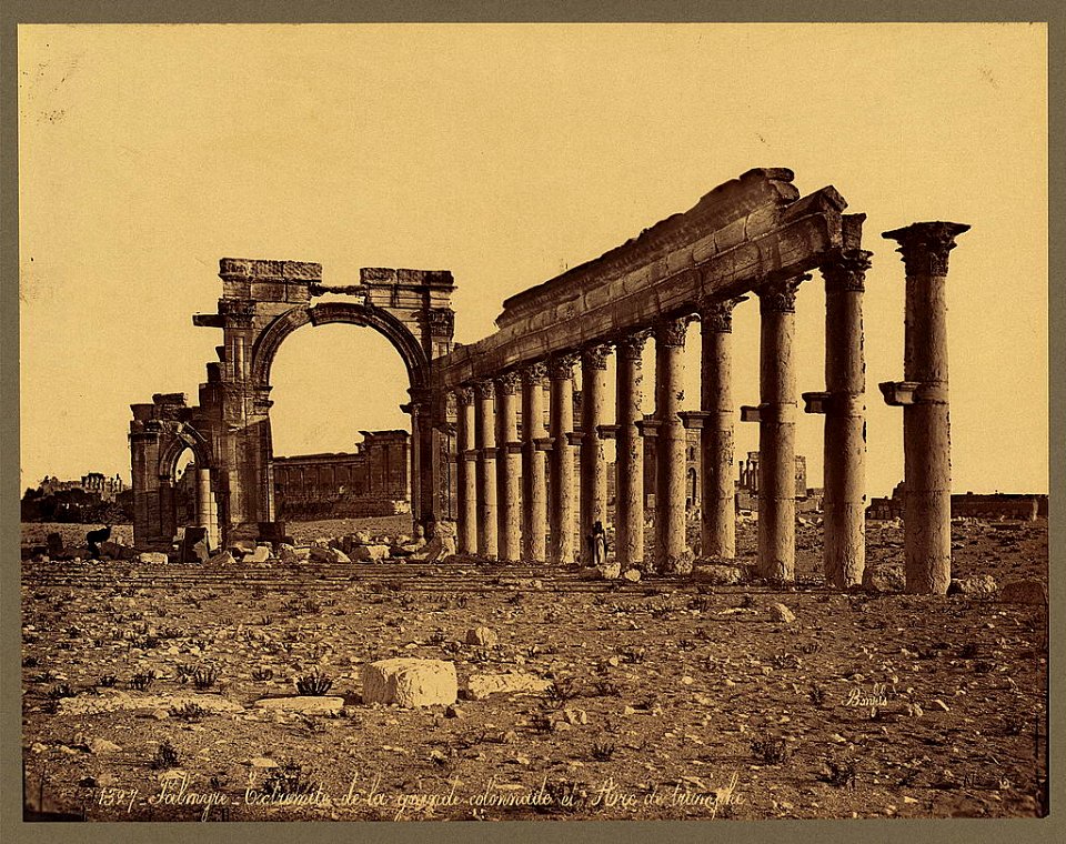 Palmyre. Extrémité de la grande colonnade et Arc de triomphe - Bonfils. LCCN2004670493
