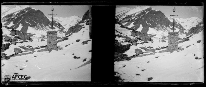 Paisatge cobert de neu als voltants de la creu d'entrada a la vall de Núria