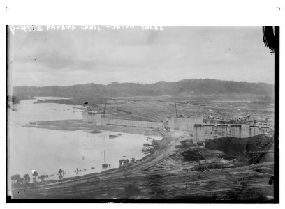 Panama Canal - Gatun locks LCCN2014694300