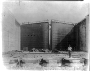 Panama Canal construction, 1913- construction of lock; ground view toward gates LCCN2006684538