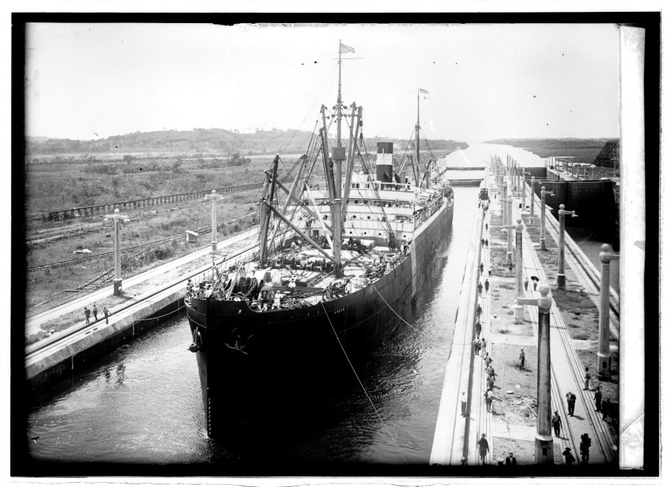 Panama Canal. Gatun Lock LCCN2016820934