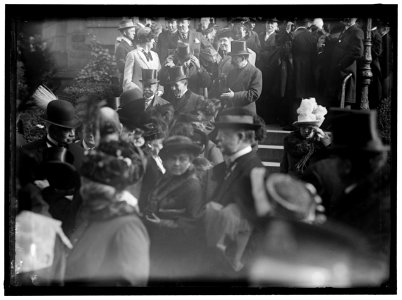 PAN AMERICAN MASS. THANKSGIVING DAY AT ST. PATRICK'S. CROWDS LEAVING ST. PATRICK'S LCCN2016865980