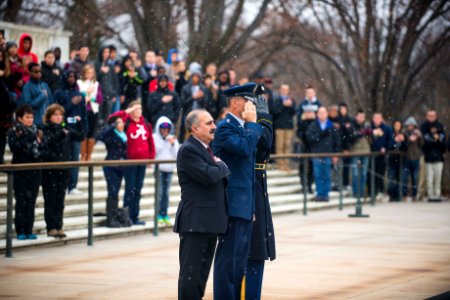 Pakistan SECDEF - salute (15812242420)