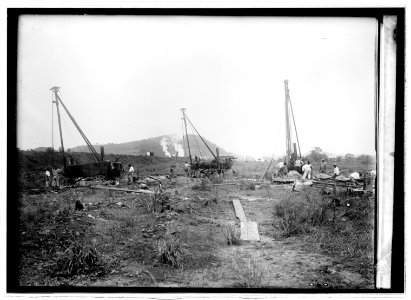 Panama Canal. U.S. Naval radio station Balboa driling for (...) LCCN2016820931