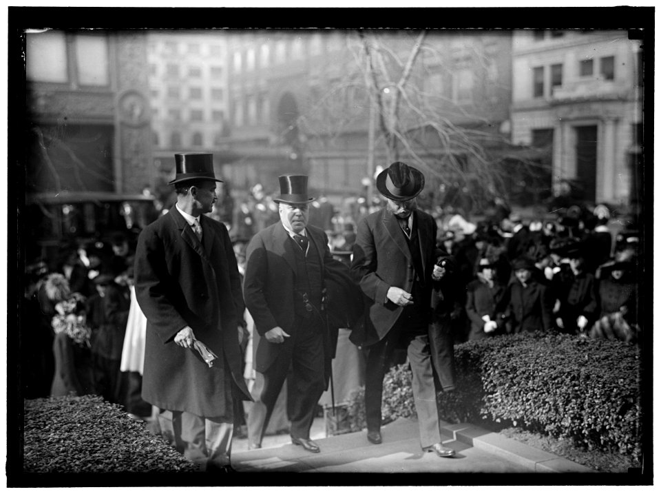 PAN AMERICAN MASS. THANKSGIVING DAY AT ST. PATRICK'S. CROWDS LEAVING ST. PATRICK'S. SECRETARIES HOUSTON, LANE, AND REDFIELD LCCN2016865987
