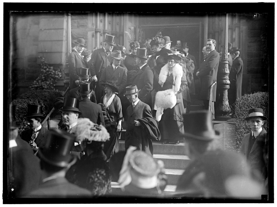 PAN AMERICAN MASS. THANKSGIVING DAY AT ST. PATRICK'S. CROWDS LEAVING ST. PATRICK'S. SECRETARY LANE, UPPER LEFT CENTER LCCN2016865984
