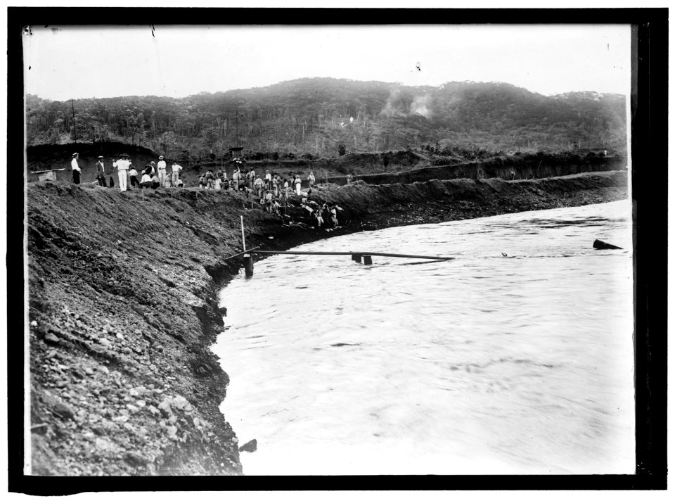 PANAMA CANAL LCCN2016864861