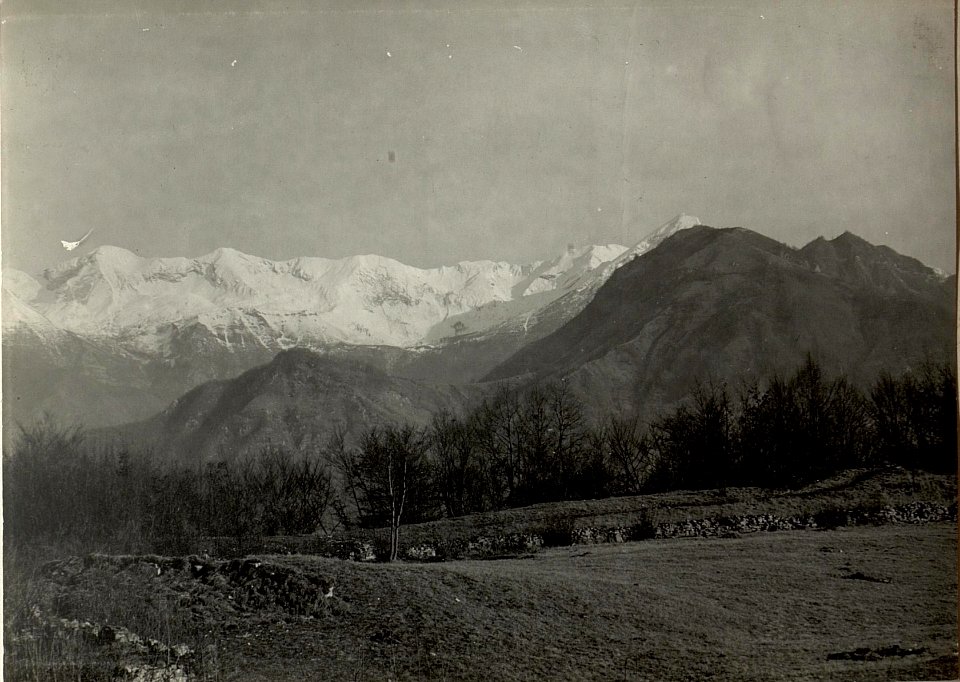 Panorama der Wocheiner Berge (Krn Gruppe) vom Geschützstand der Honved Feldkanonenbatterie 4-6 auf Kote 509 südlich Tolmein. (BildID 15465810)