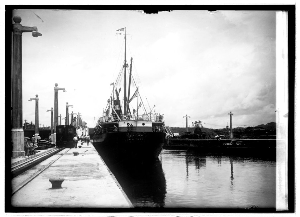 Panama Canal. Gatun Lock LCCN2016820926