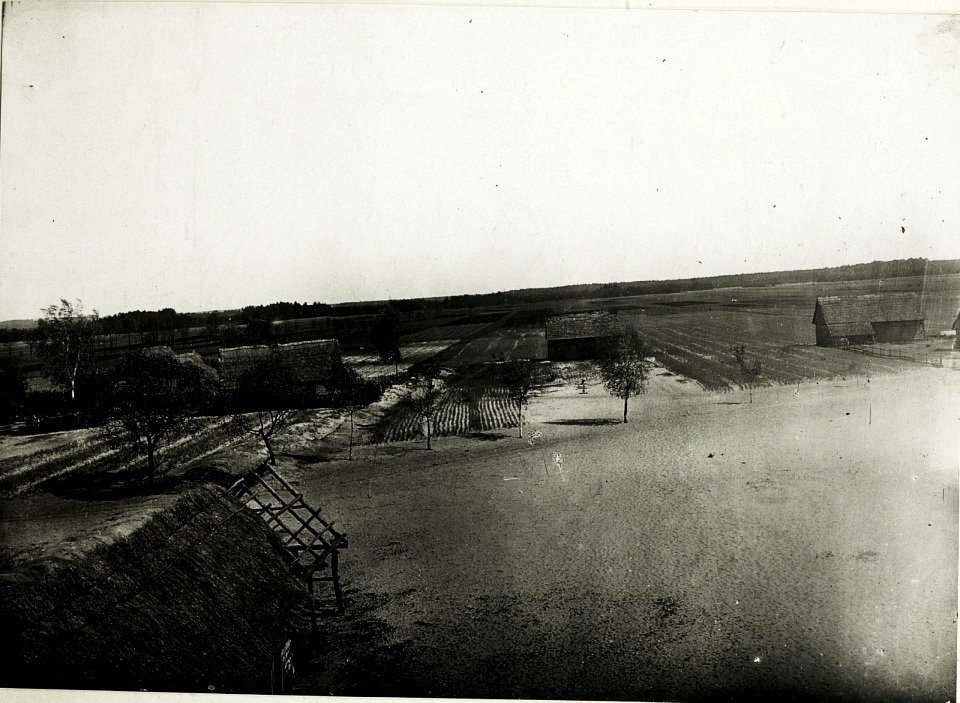 Panorama eigener Stellungen bei und nördlich von Gorzanow (Grafenort). Eigene Schützengräben erkennbar. Geländecharakteristik des Angriffsraumes. (BildID 15589522)