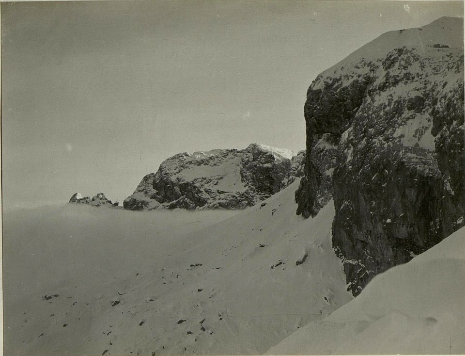 Panorama gesehen unterhalb des Oregonepasses. Rechts Eingang in den Schneetunnel. Weg zum Oregonepass. Standpunkt, Oregonapass. (BildID 15465572)