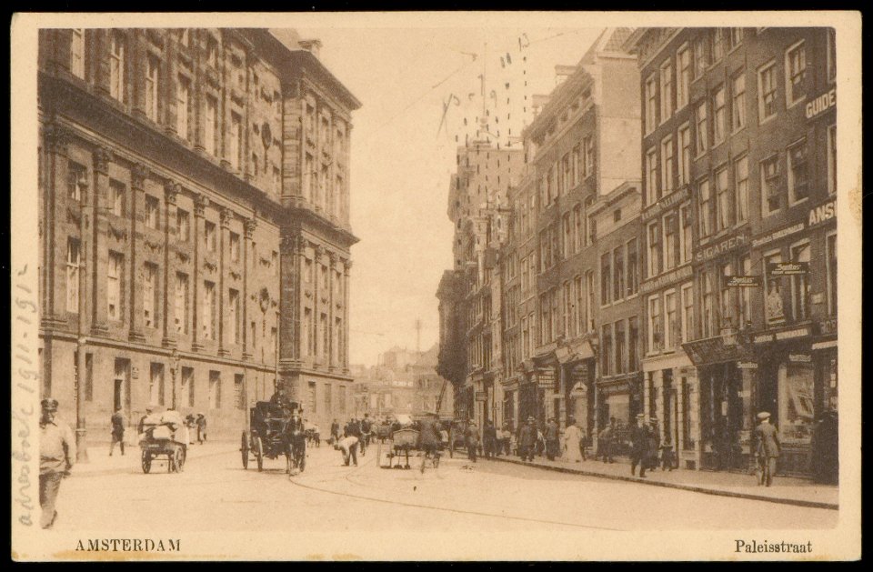 Paleisstraat met links Koninklijk Paleis gezien naar de Dam. Uitgave A.J. Nuss, Amsterdam, Afb PBKD00399000001