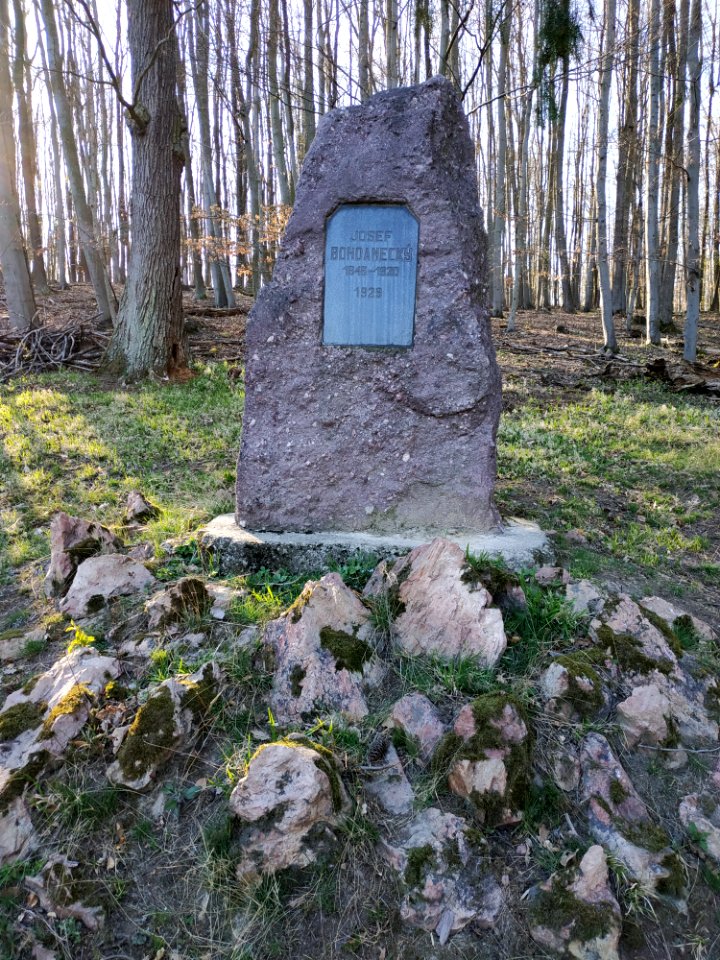 Památník Josefa Bohdaneckého - přední strana