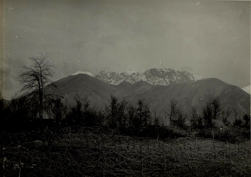 Panorama der Wocheiner Berge (Krn Gruppe) vom Geschützstand der Honved Feldkanonenbatterie 4-6 auf Kote 509 südlich Tolmein. (BildID 15465796)