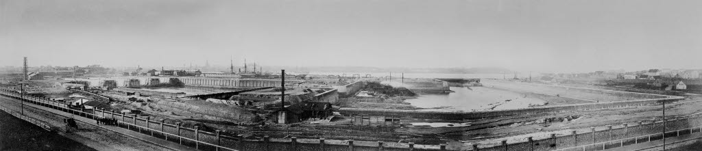 Panorama der zur Wartung, Überholung und zum Neubau von Schiffseinheiten der Kaiserlichen Marine eingerichteten Kaiserlichen Werft (Kiel 45.000)