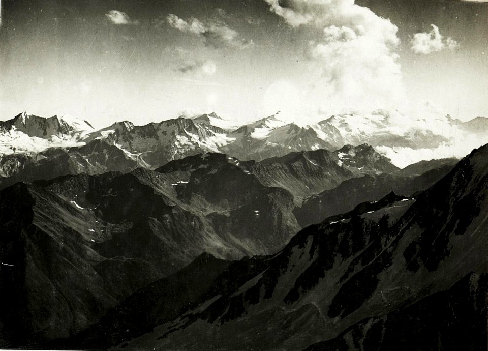 Panorama Standpunkt Monte Vioz-Vorkuppe, Feldwache, Rundblick von der Presanella gegen Südwest bis Nord inclusive Cevedale.- (1.Teilbild = WK1 ALB016 04374a) (BildID 15423227)