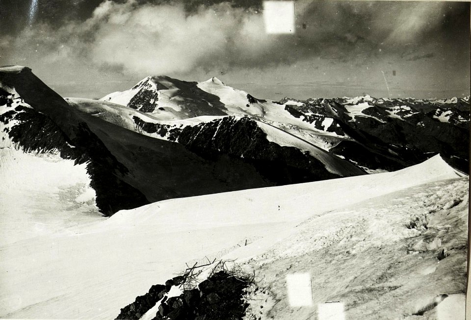 Panorama Standpunkt Monte Vioz-Vorkuppe, Feldwache, Rundblick von der Presanella gegen Südwest bis Nord inclusive Cevedale.- (7. Teilbild zu WK1 ALB016 04374a) (BildID 15423269)