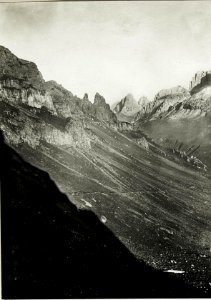 Panorama Standpunkt Porta Vescova, Drahtseilbahn nach Sourasass Hintergrund Sellagruppe. (2. Teilbild zu WK1 ALB016 04288a) (BildID 15424022)