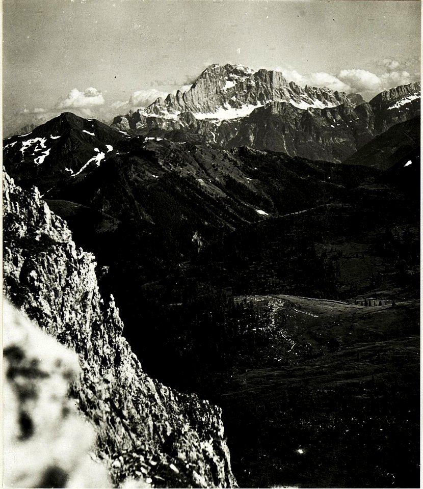 Panorama Standpunkt Sett-Sass (1.Teilbild = WK1 ALB15 04115a), feindlicher Stützpunkt Nordabhang des.Col di Lana. Vorkuppe. (BildID 15421235)