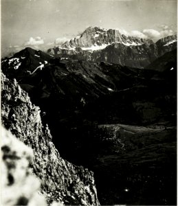 Panorama Standpunkt Sett-Sass (1.Teilbild = WK1 ALB15 04115a), feindlicher Stützpunkt Nordabhang des.Col di Lana. Vorkuppe. (BildID 15421235)