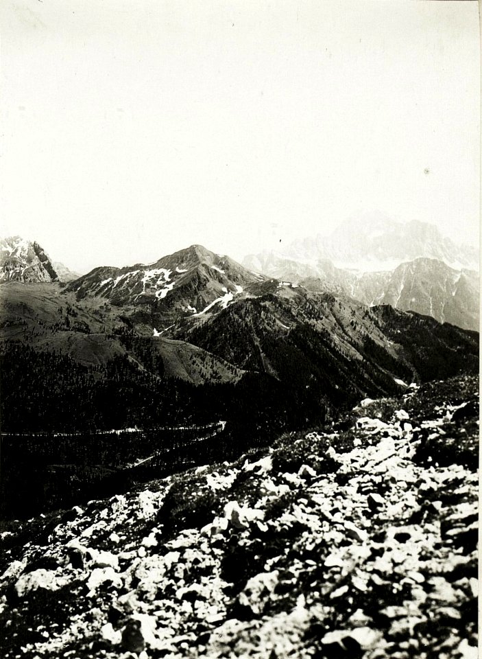 Panorama Standpunkt Settsass, Feindliche Stellungen an der Dolomitenstraße, bei der Ruine des Schlosses Enneberg (7. Teilbild zu WK1 ALB15 04114a) (BildID 15421228)