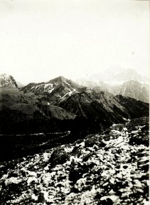 Panorama Standpunkt Settsass, Feindliche Stellungen an der Dolomitenstraße, bei der Ruine des Schlosses Enneberg (7. Teilbild zu WK1 ALB15 04114a) (BildID 15421228)
