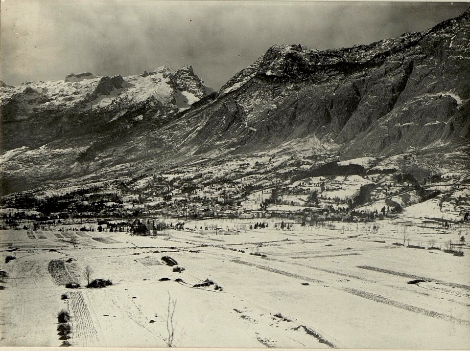 Panorama gegen Flitsch und Rombonhang, im Vordergrunde die feindlichen Stellungen. Standpunkt, Kleiner Ravelnik. (BildID 15468536)