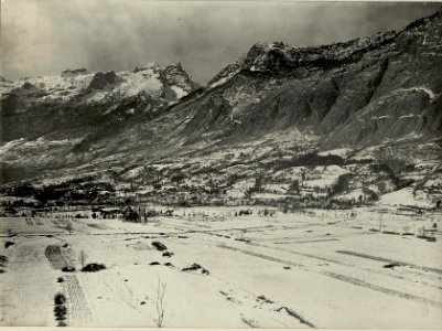 Panorama gegen Flitsch und Rombonhang, im Vordergrunde die feindlichen Stellungen. Standpunkt, Kleiner Ravelnik. (BildID 15468536)