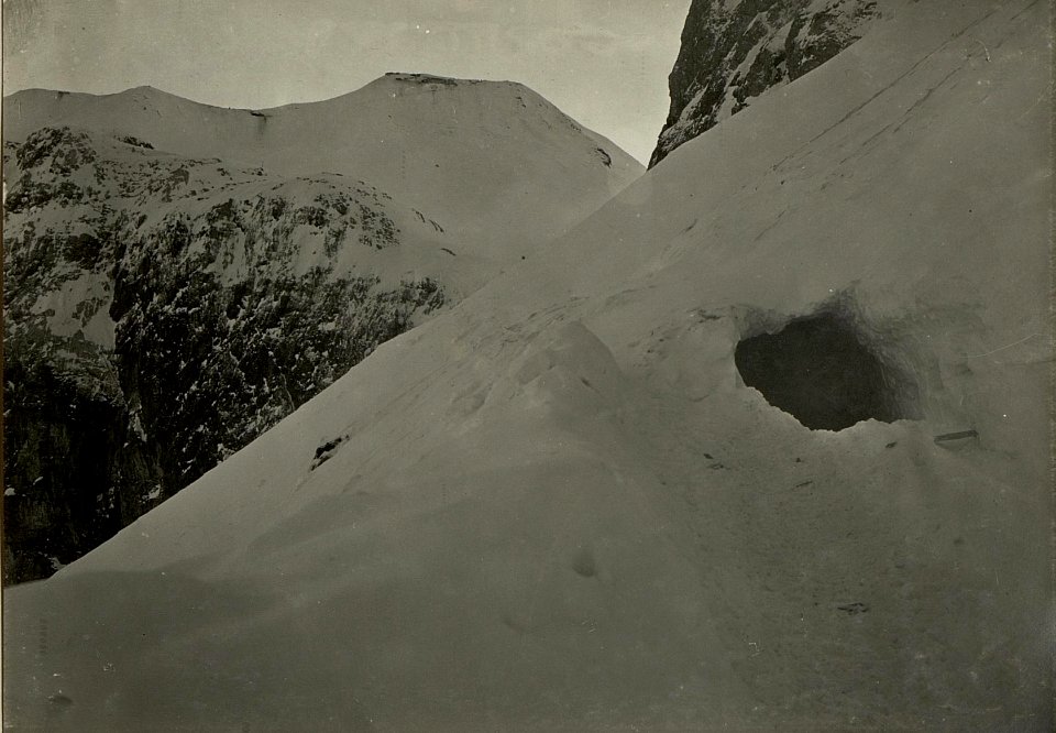 Panorama gesehen unterhalb des Oregonepasses. Rechts Eingang in den Schneetunnel. Weg zum Oregonepass. Standpunkt, Oregonepass. (BildID 15465579)