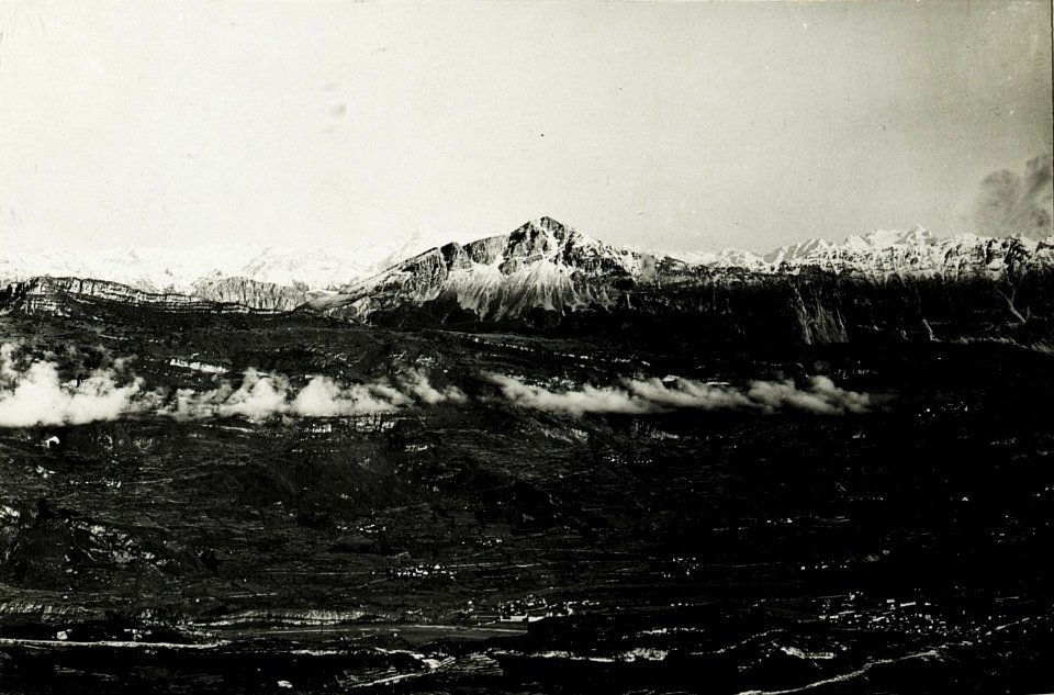 Panorama vom Monte Spil aus. Im Vordergrund Zugna Torta, Grottole, Monte Chello, in der Mitte Altissimo, Biaena, Stivo, Cronicello, Brentagruppe, Adamello, Ortler. (BildID 15587735)
