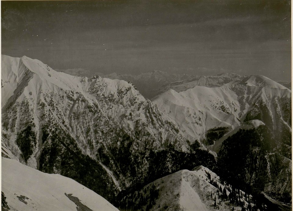 Panorama vom Pasubio, Mt.Pari, Ledrosee bis zur Cadria. Stpkt, Art. Beobachter auf Campei. 13-III.1918.) (BildID 15514775)