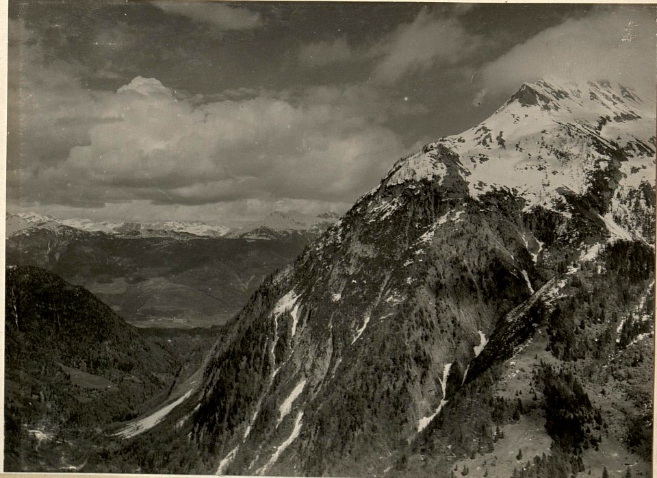 Panorama von der Cellonalpe gegen den kleinen Pal-Freikofel, den grossen Pal, sowie den Angerbachgraben unter der Felswand. Standort des Elektrozuges 29-5 Ka., aufgenommen am 30. April 1916 (BildID 15473738)