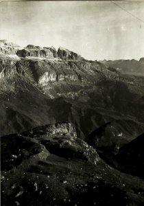 Panorama Standpunkt Porta Vescova, Drahtseilbahn nach Sourasass Hintergrund Sellagruppe. (4. Teilbild zu WK1 ALB016 04288a) (BildID 15424036)