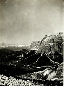 Panorama Standpunkt Settsass, Blick St.Cassian mit eigenen Stellungen. (1. Teilbild = WK1 ALB15 04114a) (BildID 15421186)