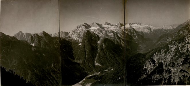 Panorama Stpkt, Art.-Beobachter auf den rauhen Köpfen, Rombon, Confin, Caningruppe, Gregnedul, Weissenbachspitzen, Korschar-- und Wischberg. (29-7.1917.) (BildID 15801896)
