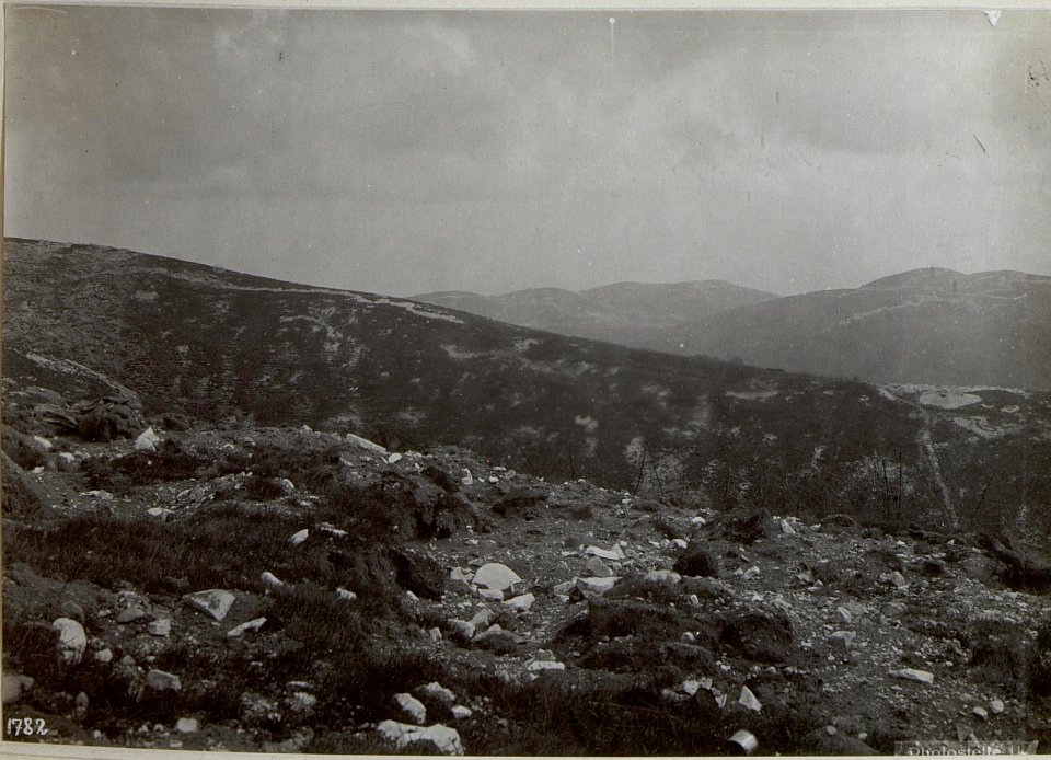 Panorama von Kote 1440 westlich Asolone gegen Südwest. (1. Teilbild = WK1 ALB087 25423a) (BildID 15647804)