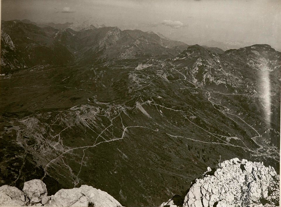 Panorama vom Art.-Beobachter von am Zottachkopf gegen Salinchiet, Pizzul, Eiserner Ritter, Mt.Zermula. (20-VIII.1917.) (BildID 15803436)