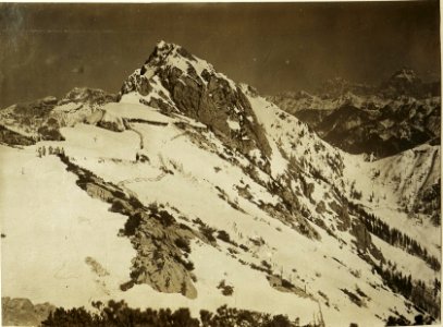 Panorama gegen Malurch, Prihatstellung, Kl.Malurch (Lerchenriegel) hinter dem Lerchenriegel Venezianaring Montasch.Mitte ¤ 1120 Costarücken, Zuc del Boor und Glazat. (3-5.1917.) (BildID 15500295)
