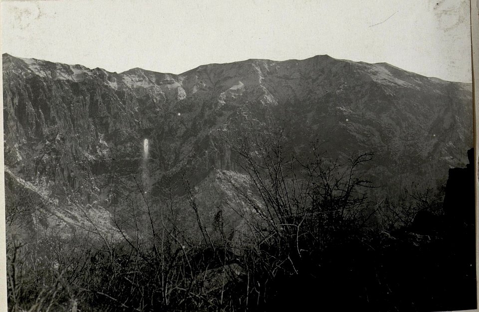 Panorama, Pyramidenkuppe Orso-Grappa. Standpunkt Col Cuccici. (1. Teilbild = WK1 ALB083 24406a) (BildID 15633543)